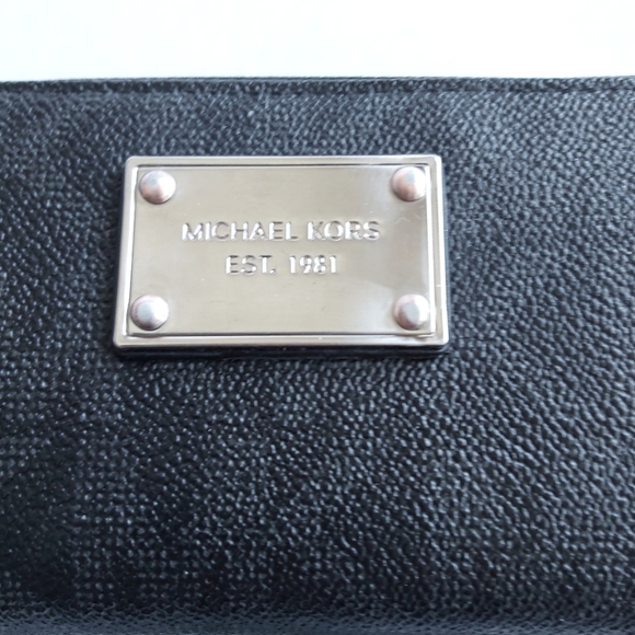 Michael Kors Jet Set Zip around Black Signature Wristlet Wallet - Picture 2 of 15